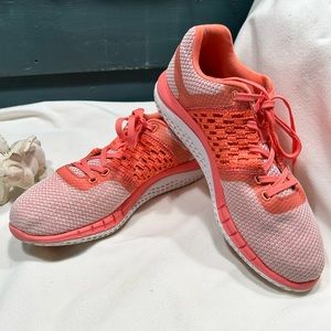 Women’s Cute Reebok Knit “Oxford” Style Shoe in Coral/White. Size 7.5.